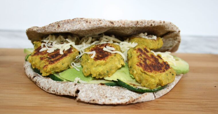 Platbrood met zelfgemaakte falafel en avocado