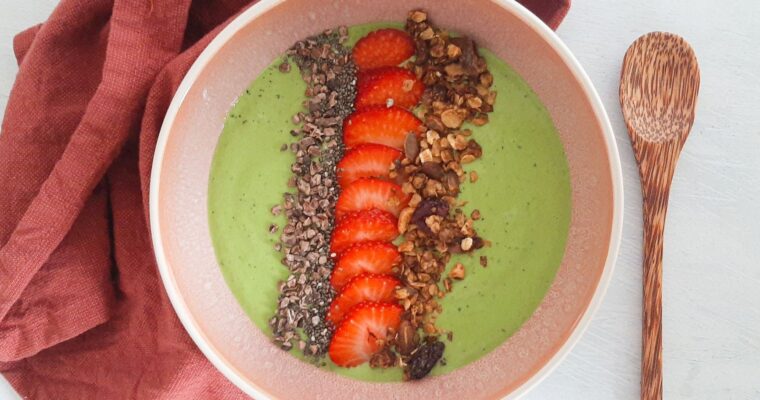 Groene smoothie bowl met aardbei