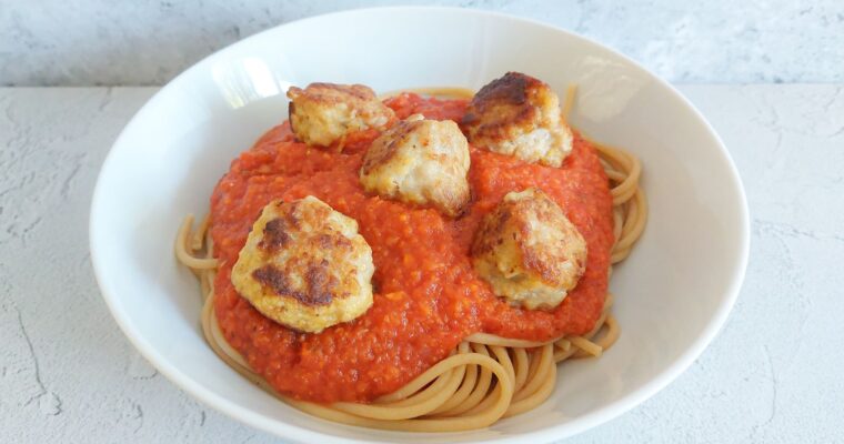 Kipgehaktballetjes in tomaten-paprikasaus