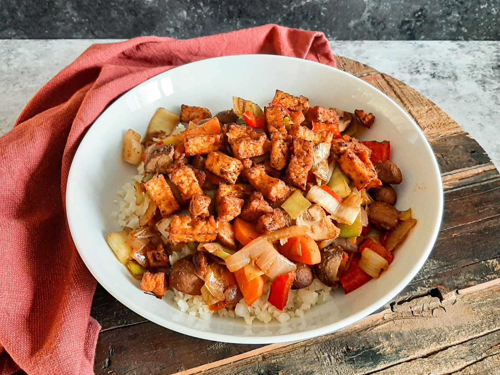 Bloemkoolrijst wokgerecht met tofu en groenten