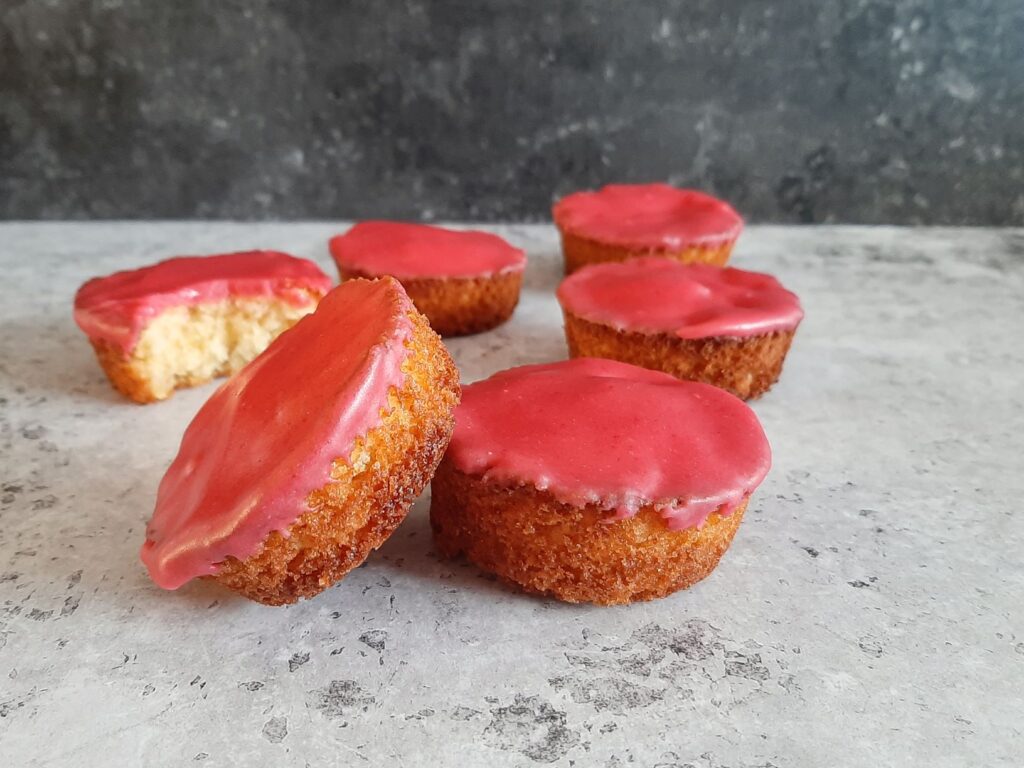 Zelfgemaakte mini roze koeken