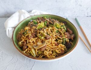 Noodles met biefstukreepjes en groenten