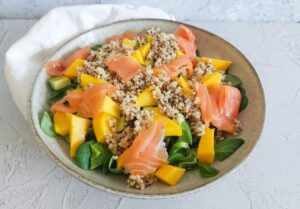 Quinoasalade met mango en zalm
